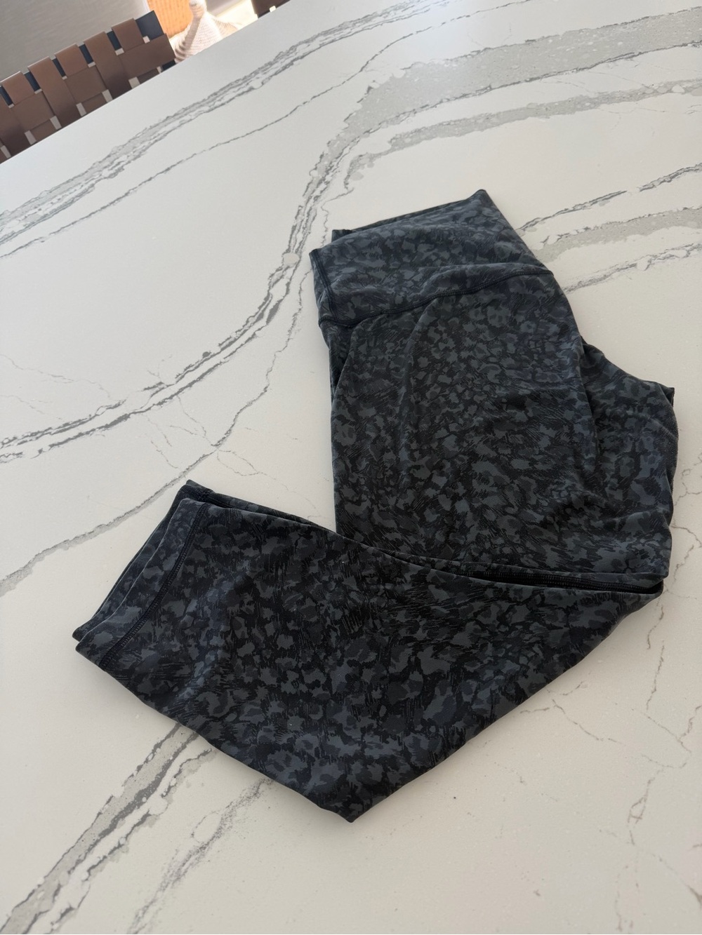 Lululemon Black and Gray Patterned 20” Inseam Leggings- Size 12